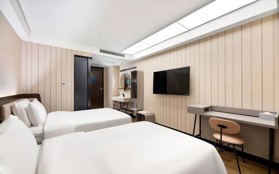 Guest room at Hanting Guangzhou Zhongshanba Metro