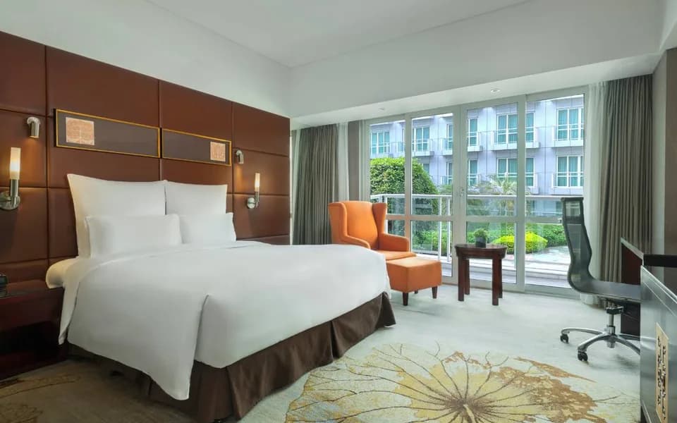 Guest room at Pullman Guangzhou Baiyun Airport