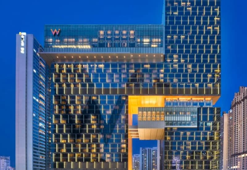 广州W酒店灯光点亮的现代建筑外观