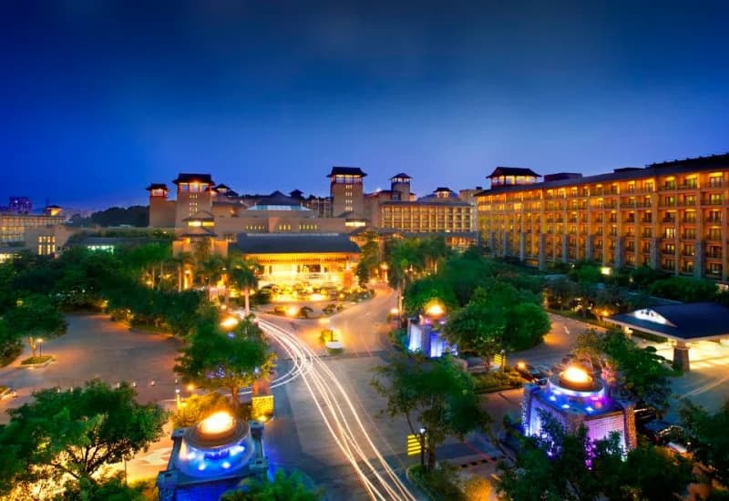Chimelong Hotel and its gardens at night