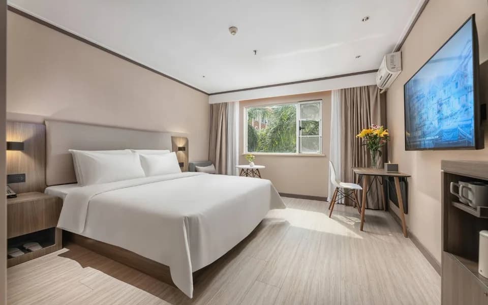Guest room at Hanting Guangzhou Baiyun Airport Renhe Metro