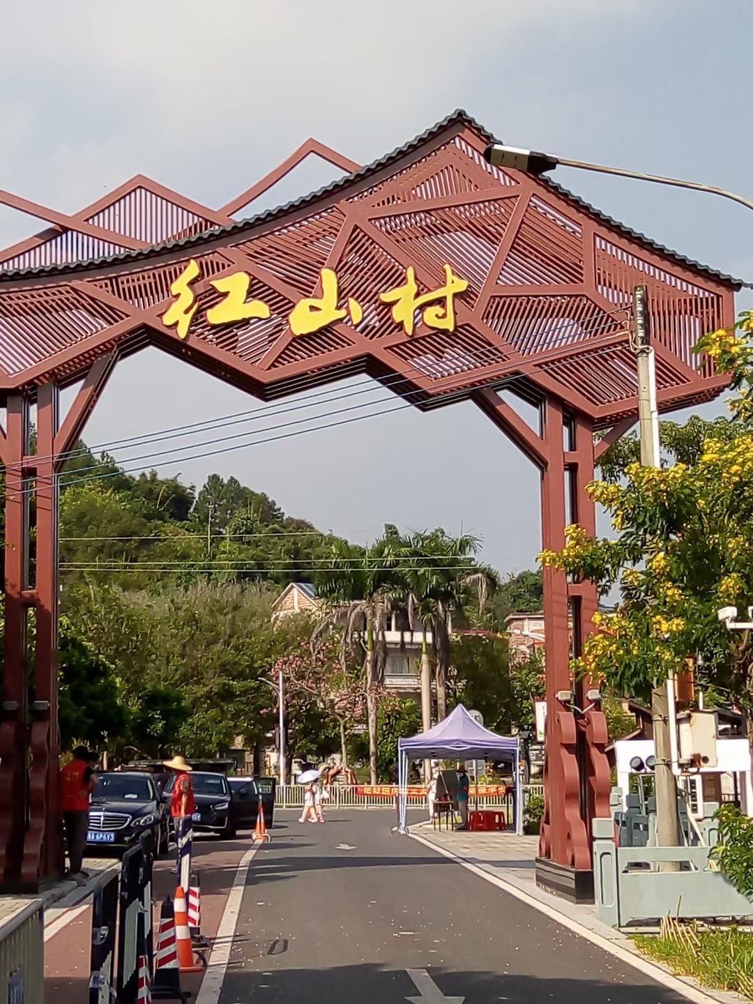 梯面推荐配图:梯面红山村街景