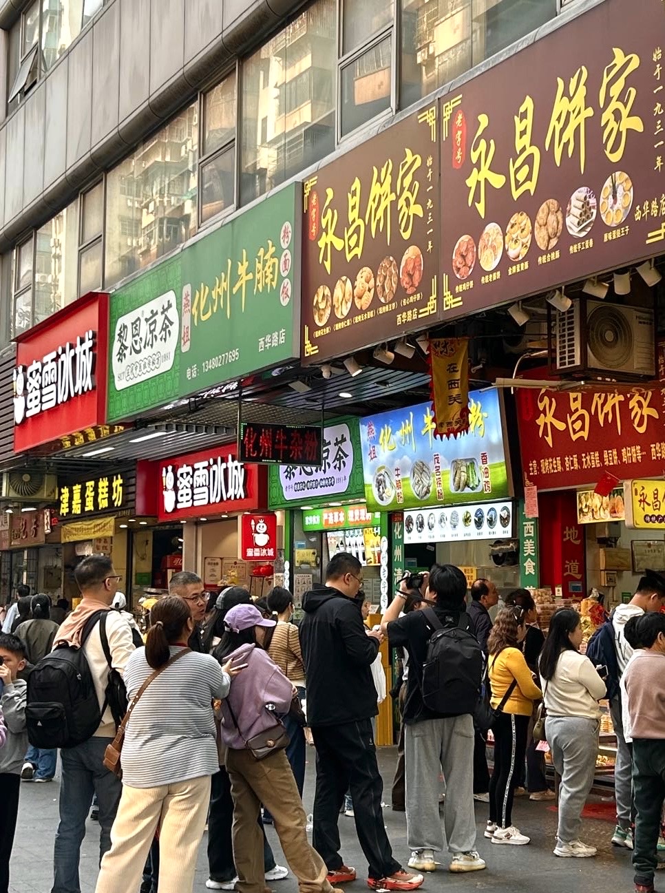 西华路美食街沿街店铺与排队食客