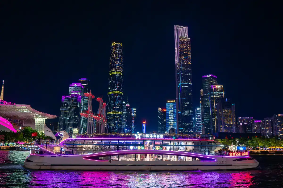 珠江游船与亮灯的珠江新城天际线