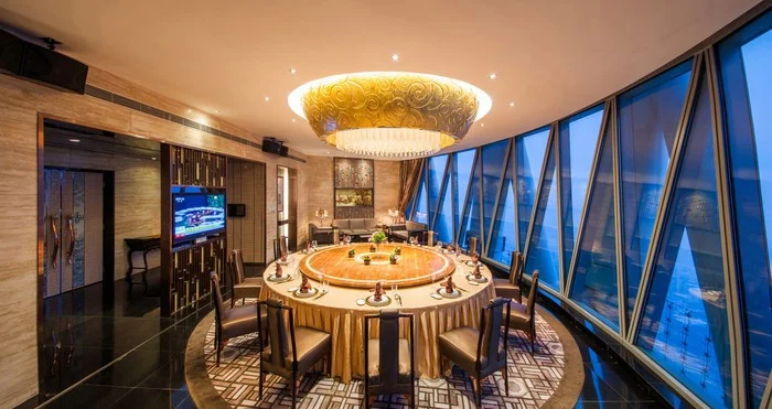 Hui Yue Xuan · Round tables beside the windows