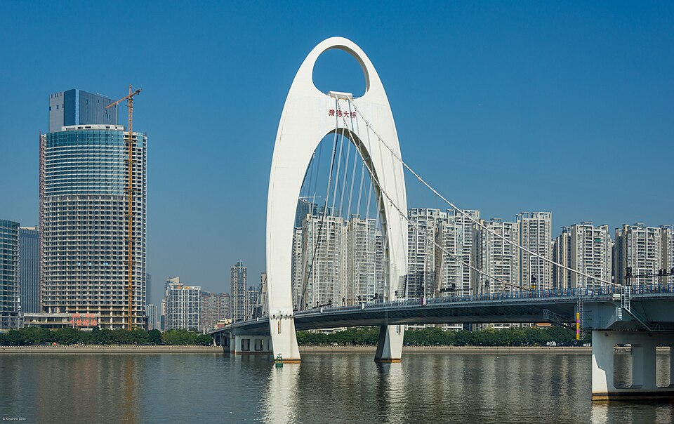 横跨珠江的猎德大桥